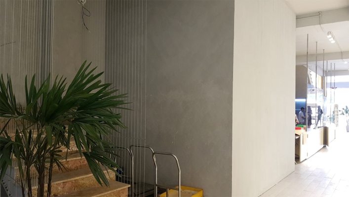 sơn bê tông tường cạnh cầu thang