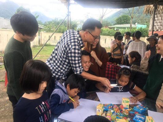 trao yêu thương trẻ em đồng bào