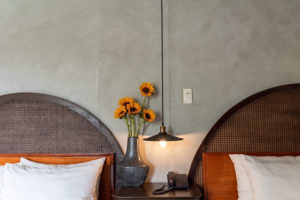 tường sơn giả bê tông phòng ngủ khách sạn Danati