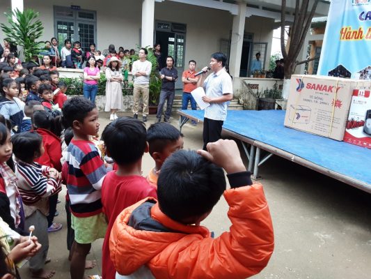 Conpa trao quà trẻ em đồng bào ở Kon Plông