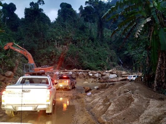 xe conpa vận chuyển hàng từ thiện miền núi tiến hóa