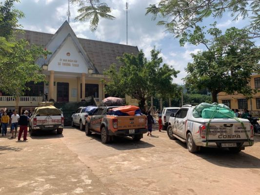 xe tập kết lương thực từ thiện