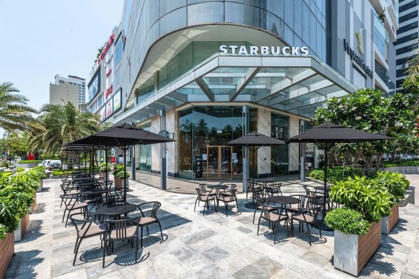 mặt ngoài starbucks coffee nha trang