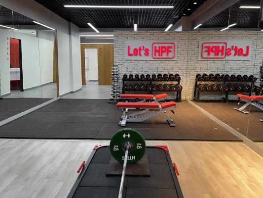 Trang trí tường phòng tập gym với sơn giả bê tông