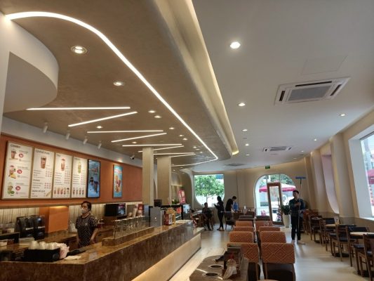 nhân viên phục vụ quán highlands coffee vĩnh phúc