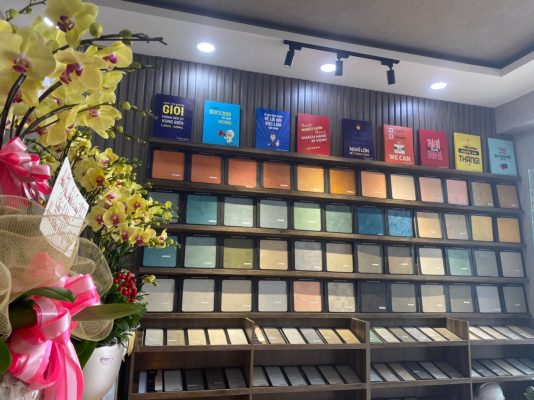 kệ trưng bày bảng mẫu sơn conpa