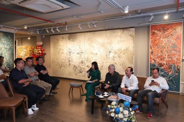 khách mời triển lãm dòng chảy họa sĩ Ngô Thanh Hùng