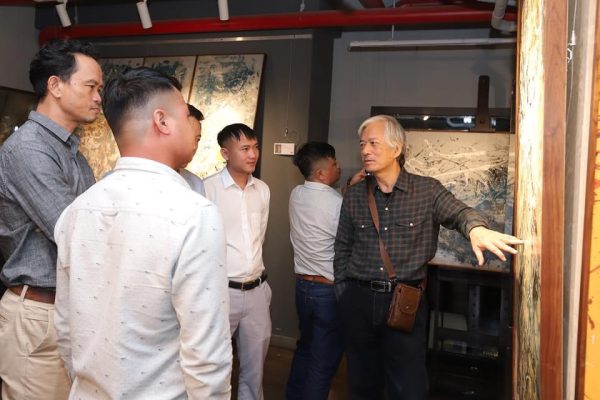 khách tham quan triển lãm dòng chảy họa sĩ Ngô Thanh Hùng