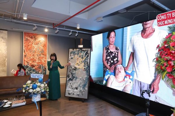 triển lãm dòng chảy ủng hộ trẻ em khuyết tật