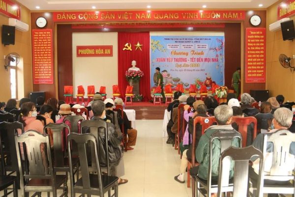 Conpa hỗ trợ trao quà cho bà con tết cổ truyền 2023