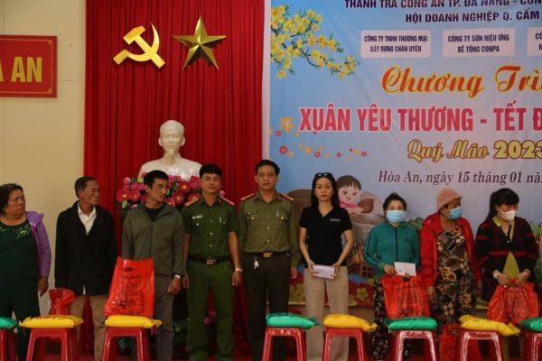 Conpa hỗ trợ trao quà cho bà con tết cổ truyền 2023