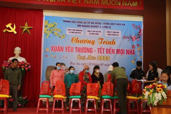 Conpa hỗ trợ trao quà cho bà con tết cổ truyền 2023