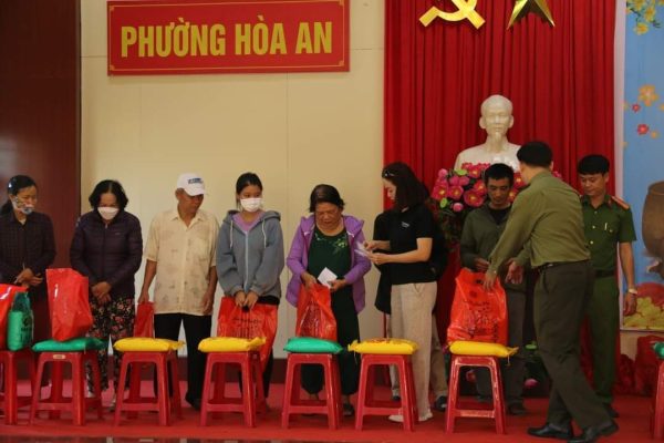 Conpa hỗ trợ trao quà cho bà con tết cổ truyền 2023