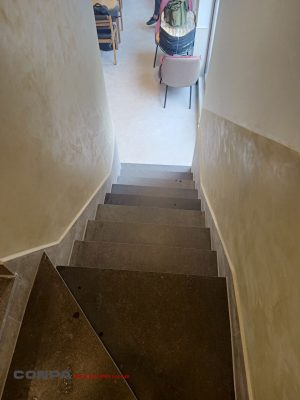 Cầu thang đi xuống của quán