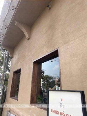 Tường sơn cát S12 làm nổi bật không gian phố cổ cổ kính