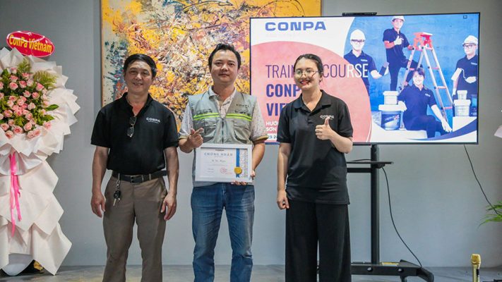 Đội ngũ Conpa trao chứng nhân tham gia, hoàn thành khóa học