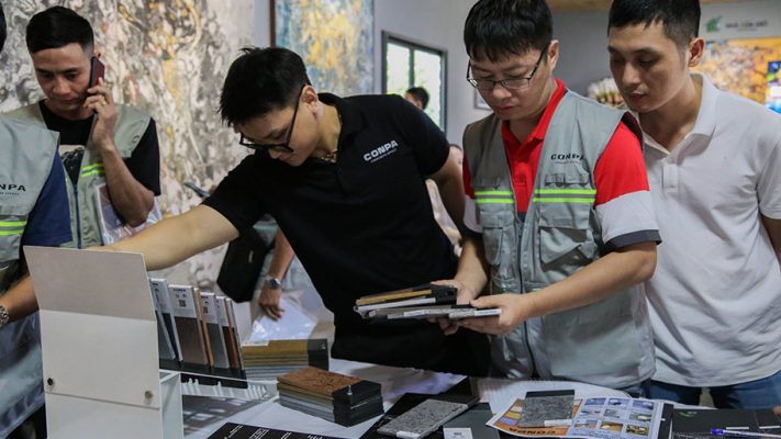 Thợ tham khảo mẫu thực tế của sơn Conpa