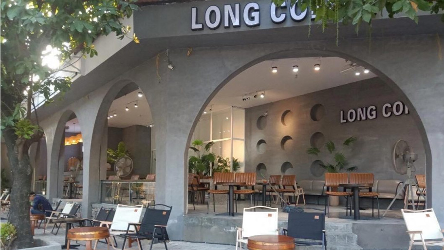 Ứng dụng sơn bê tông lên tường xi măng tronng quán Long Coffee