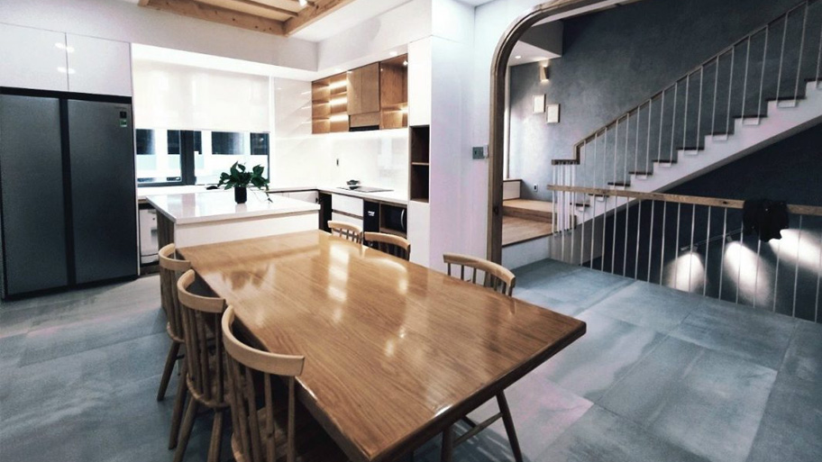 Zen House Huế sử dụng sơn hiệu ứng cho phòng bếp